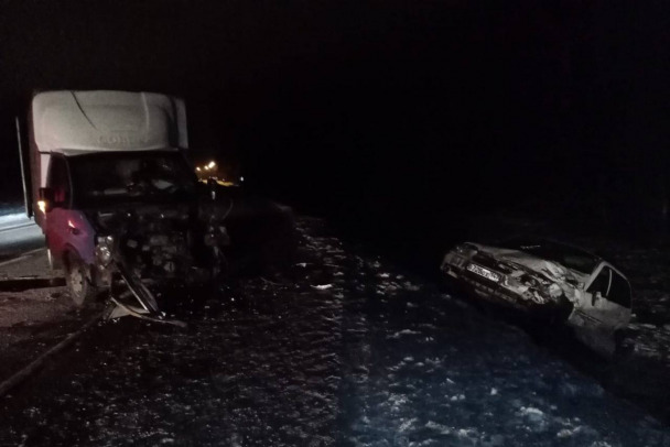 Грузовик и легковушка попали в аварию на федеральной трассе в Волосовском районе